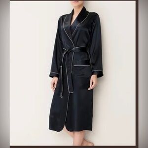 Avec Les Filles Black Robe